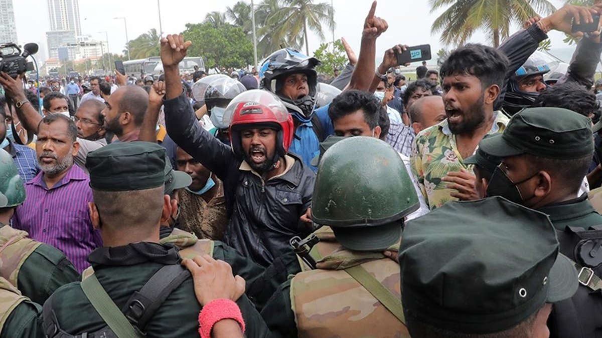 H�k�met kar��t� g�steriler s�r�yor... Orduya ate� emri verildi!