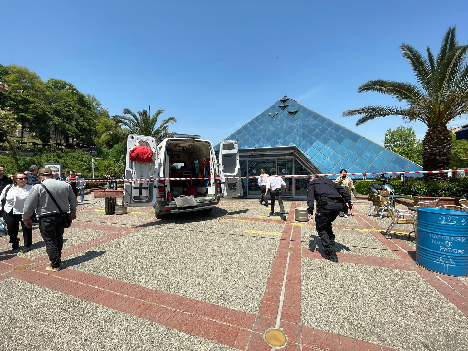 Bursa'da korkutan olay! AVM tavan� ��kt�