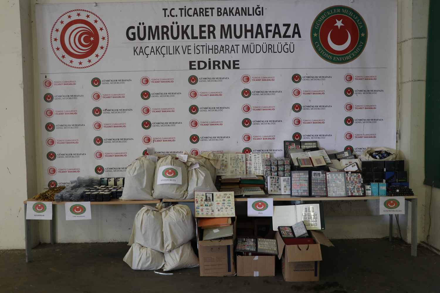 Operasyonlarda ele ge�irilen ka�ak e�yalar sergilendi