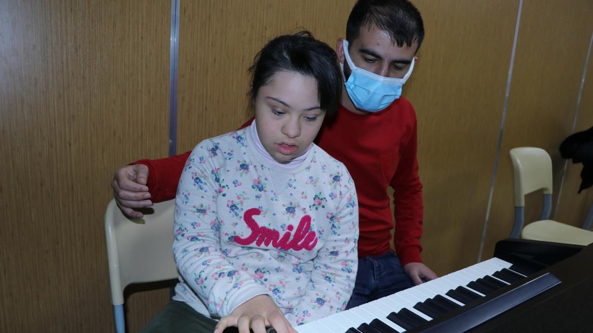 Down sendromlu 12 yandaki Elif, piyano alyor, koroda arklar sylyor