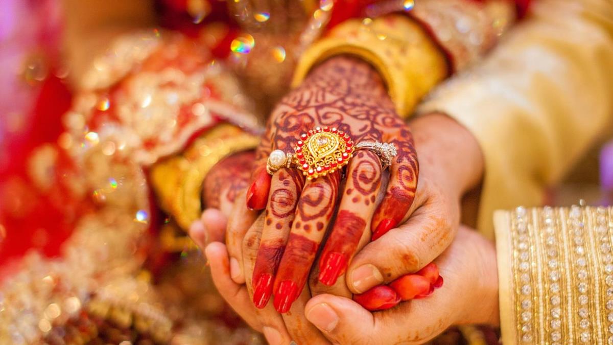 Hindistan'da elektrik gitti, kz kardeler yanl damatlarla evlendi