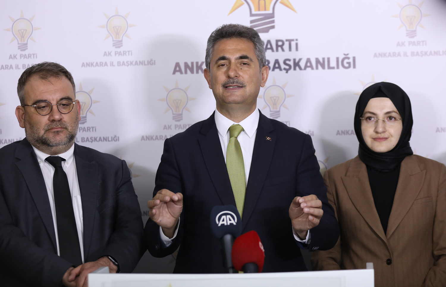 AK Partili K�se'den, Mansur Yava�'a 'zab�ta' tepkisi: D��ar� att�rma tehdidiyle g�rm�� olduk