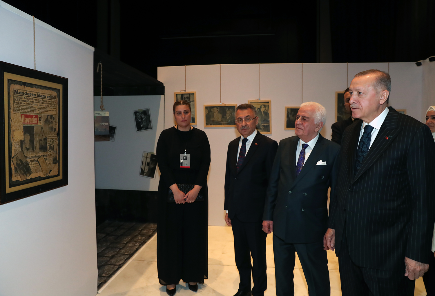 Cumhurba�kan� Erdo�an, Bir �iir Bir Hayat-Zindandan Mehmed'e Mektup Sergisi'ni gezdi