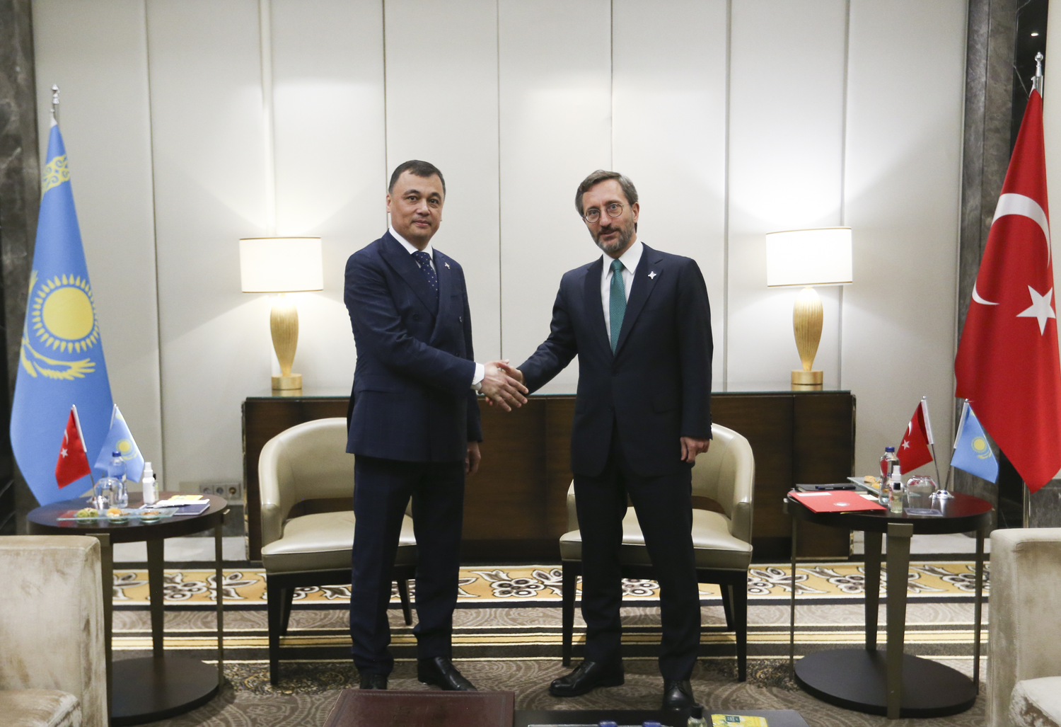 Cumhurba�kanl��� �leti�im Ba�kan� Altun'dan diplomasi trafi�i