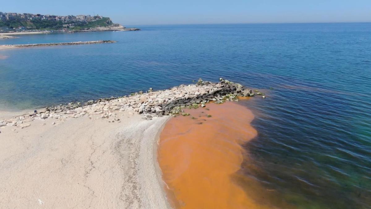 Karadeniz'de deniz suyunun rengi blm blm turuncu ve kzla dnd