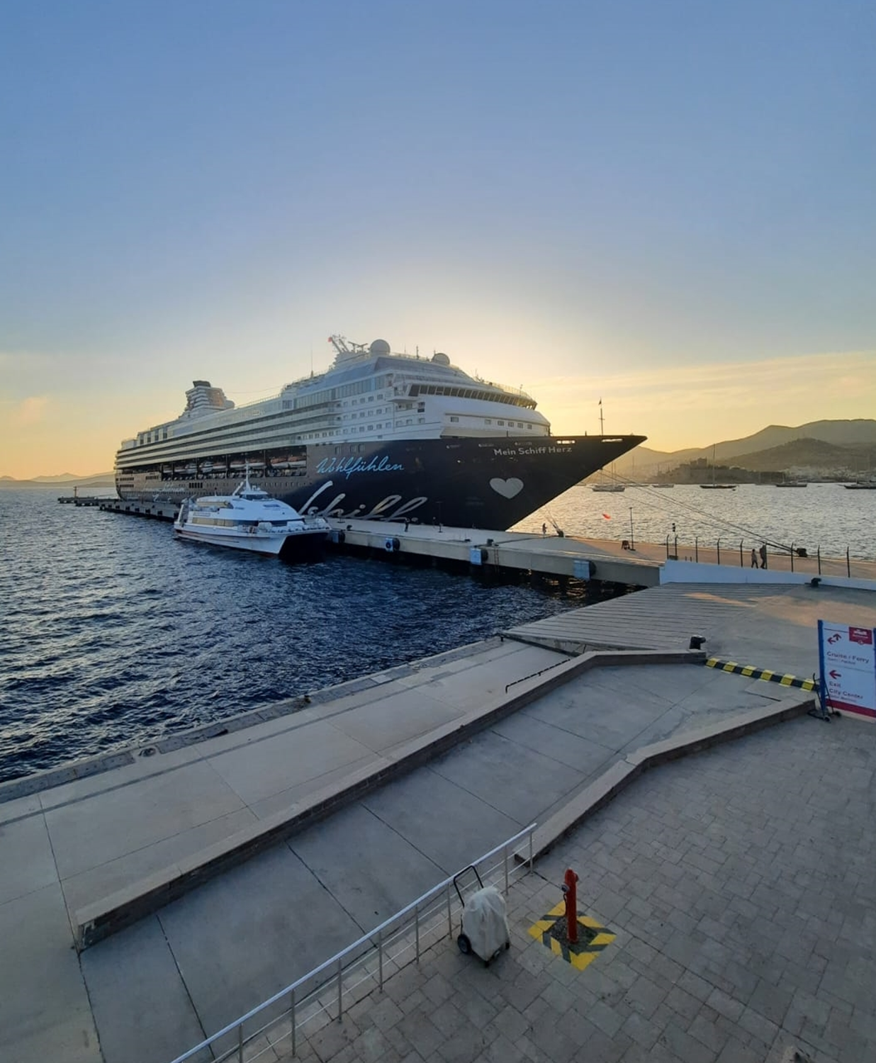 Malta bayrakl� kruvaziyer Mein Schiff Herz, Bodrum'a geldi