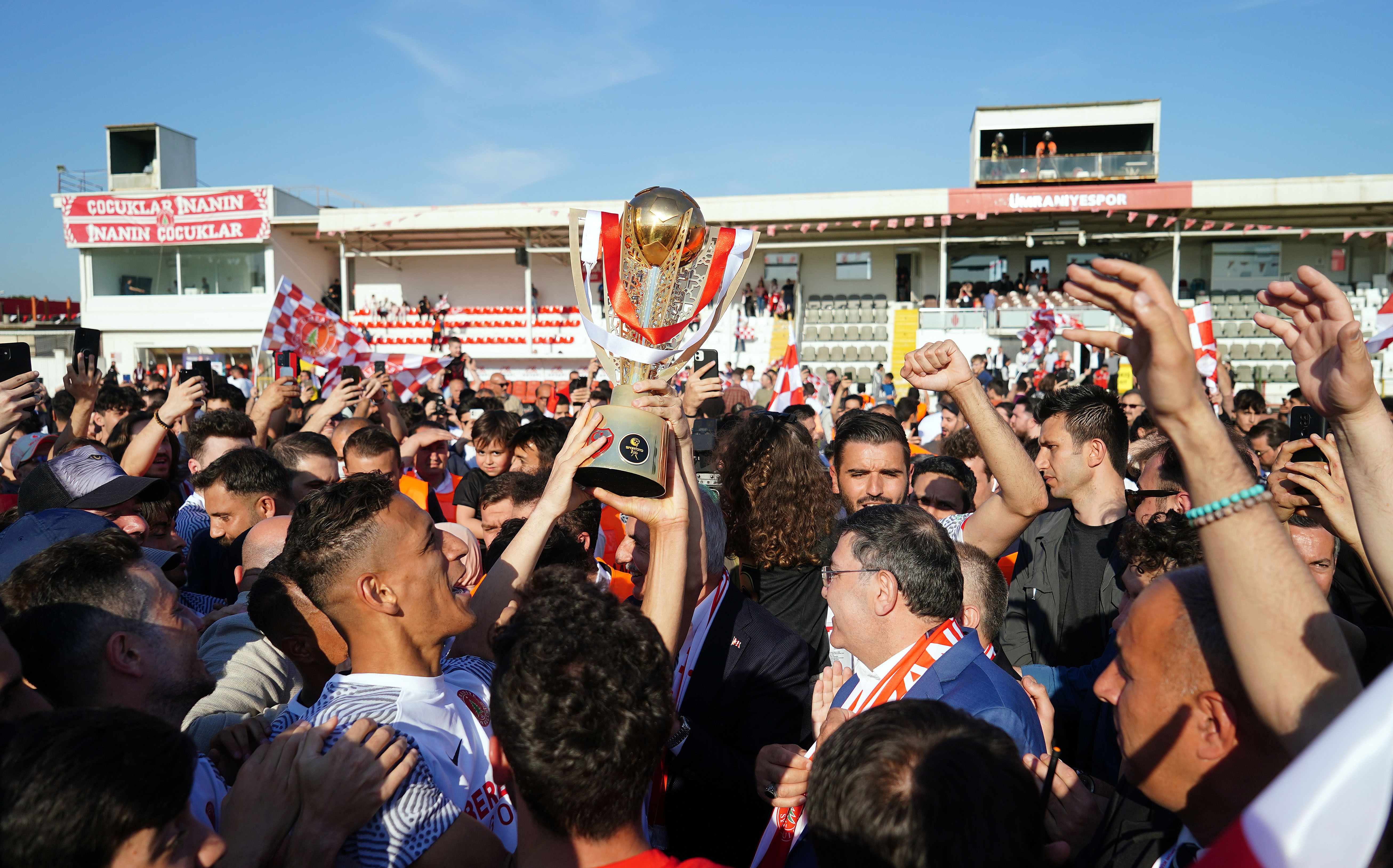 S�per Lig'e y�kselen �mraniyespor'dan co�kulu kutlama