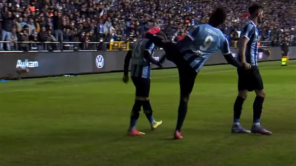 Yunus Akg�n'� tekme tokat d�ven Mario Balotelli kovuldu!