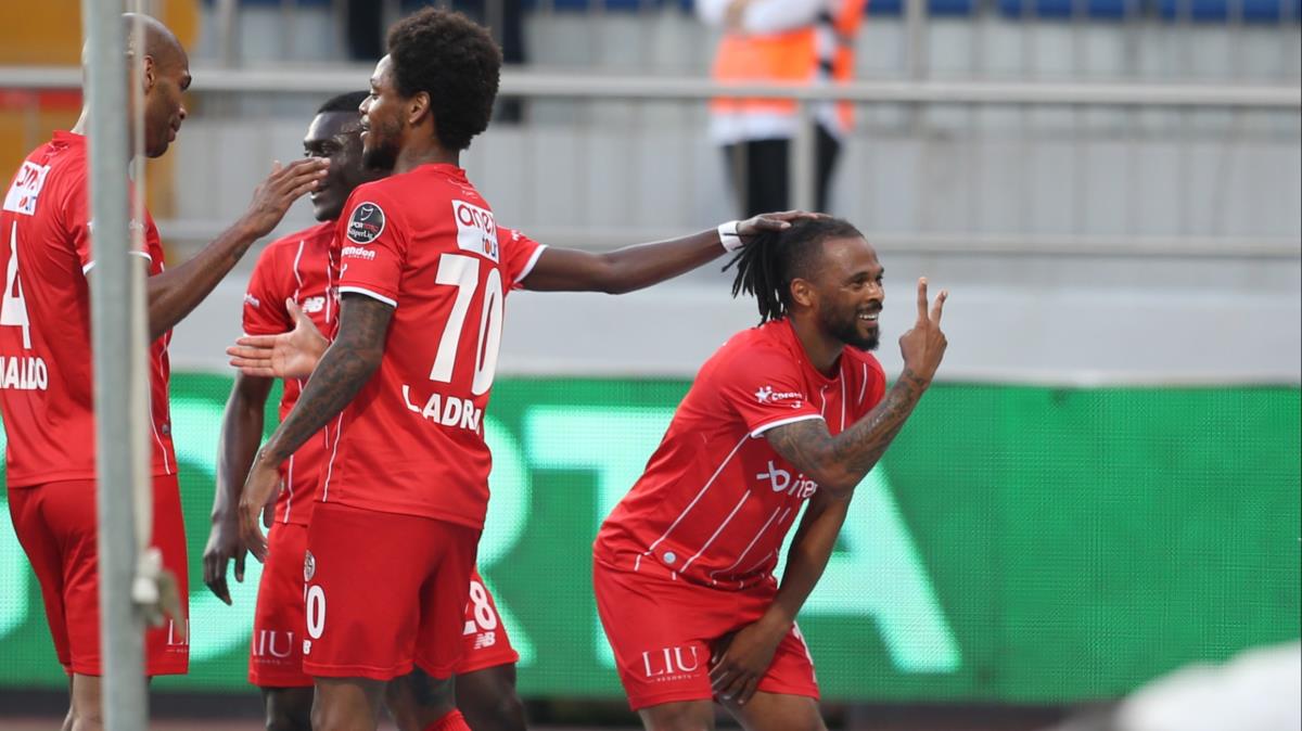 Antalyaspor deplasmanda 4 golle kazand