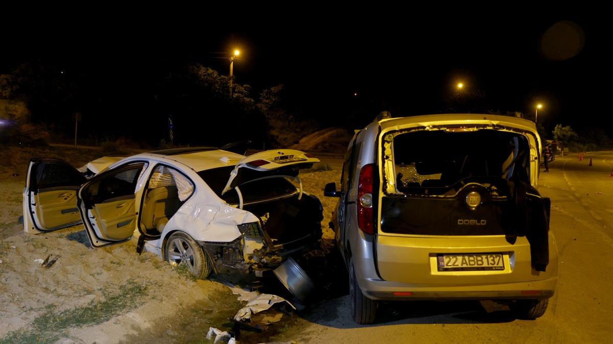 Edirne'de hafif ticari arala otomobilin arpt kazada 4 kii yaraland