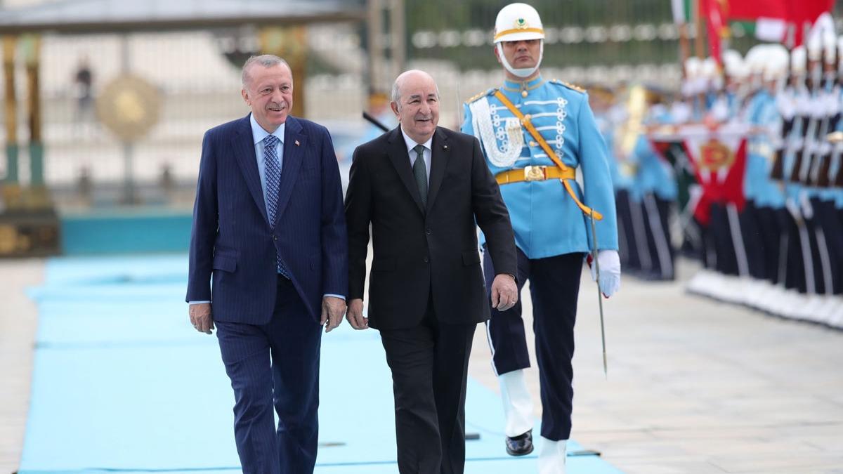 Cumhurbakan Erdoan, Cezayir Cumhurbakan Tebbun'u resmi trenle karlad