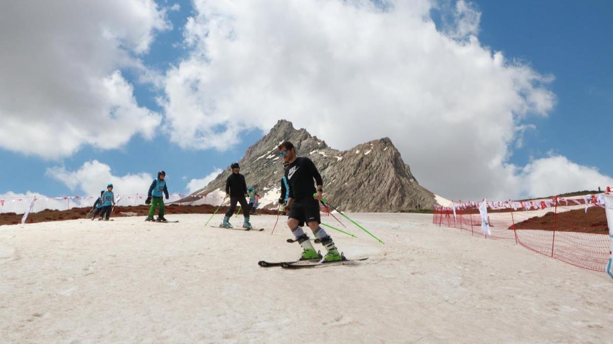 3 bin 300 rakml Berelan Yaylas'nda mays aynda kayak yarmas