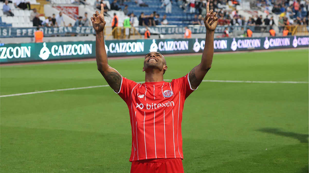 Antalyaspor'un stoperi Naldo h�cuma da katk� veriyor