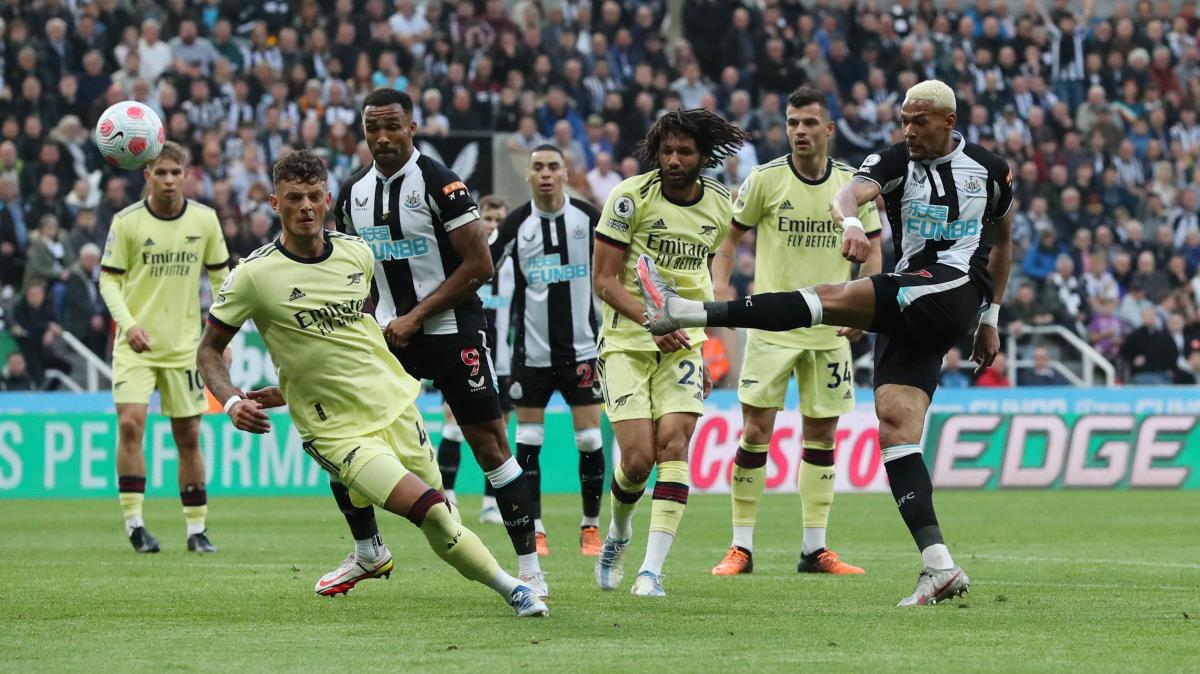 Newcastle United evinde Arsenal'i 2 golle devirdi