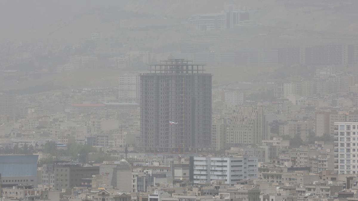 Tahran'da hava kirlilii alam
