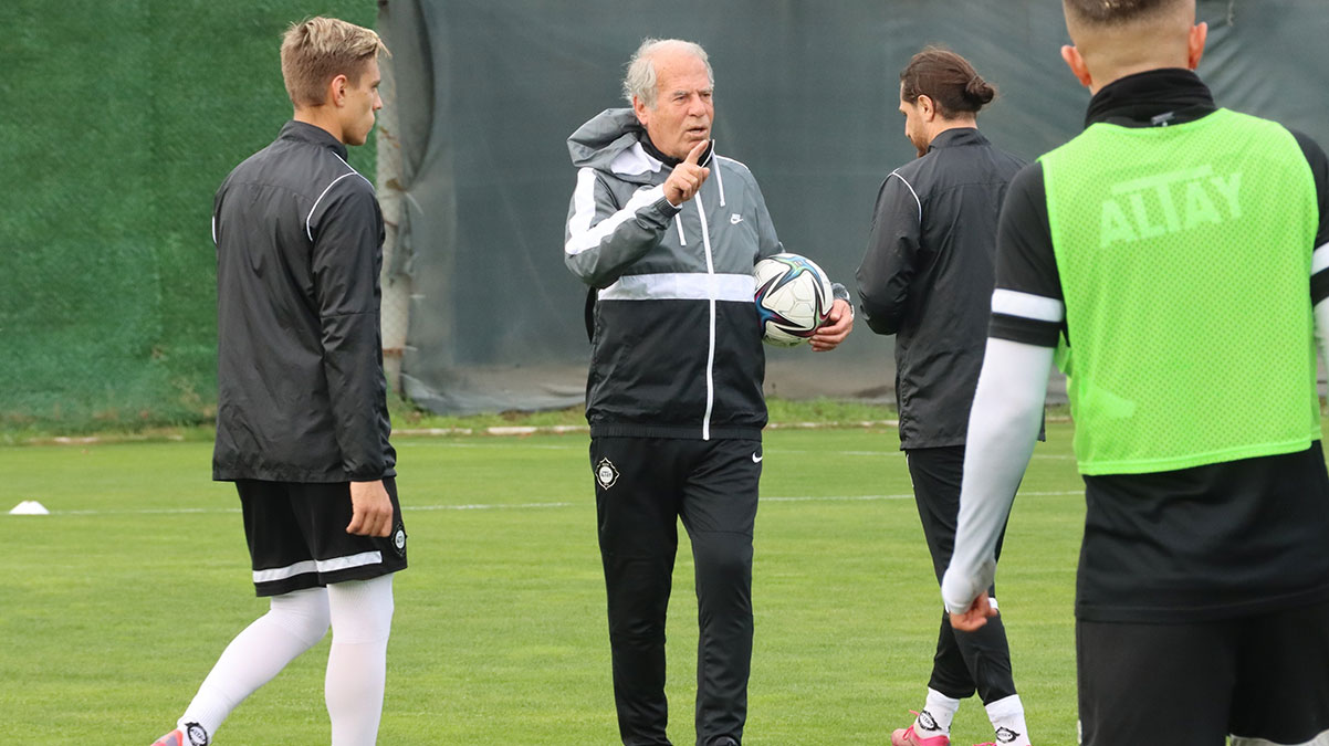 Altay'da ba�kanl��a haz�rlanan Mustafa Denizli futbolcularla g�r��t�
