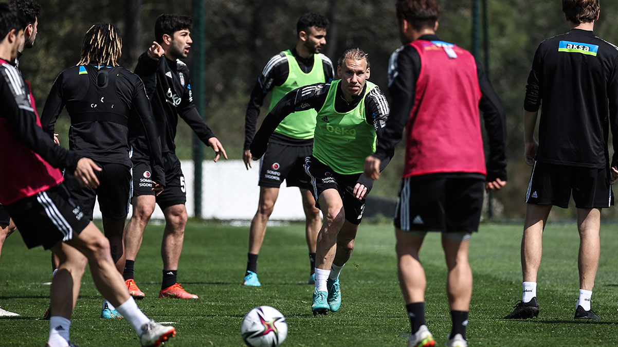 Tak�m arkada�lar�yla vedala�t�