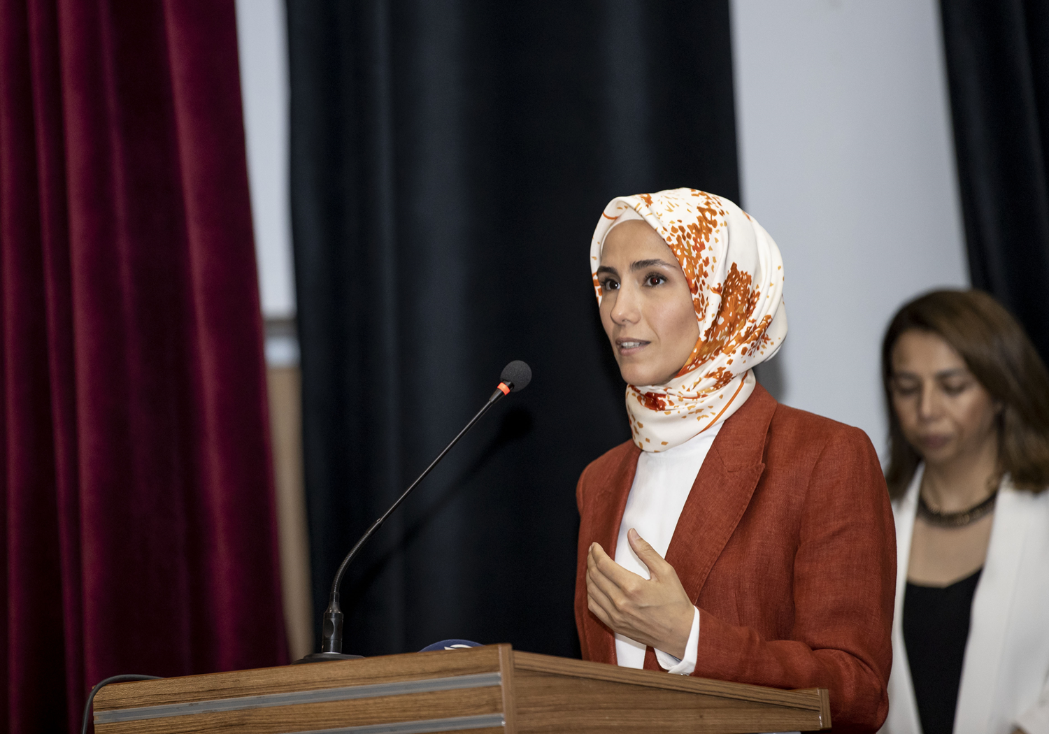 KADEM Vakf� M�tevelli Heyeti Ba�kan� S�meyye Erdo�an Bayraktar gen�lerle bulu�tu