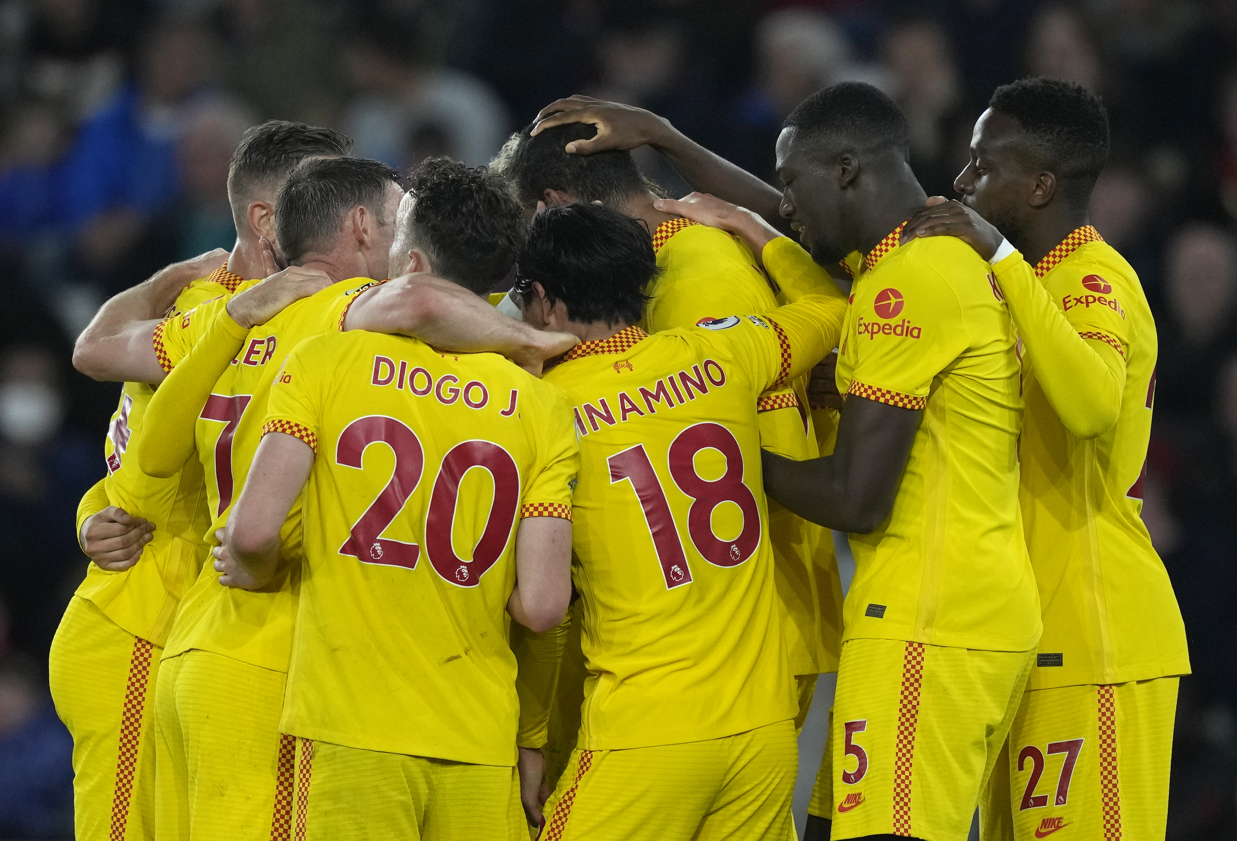 Liverpool deplasmanda kazanarak �ampiyonluk umudunu son haftaya ta��d�