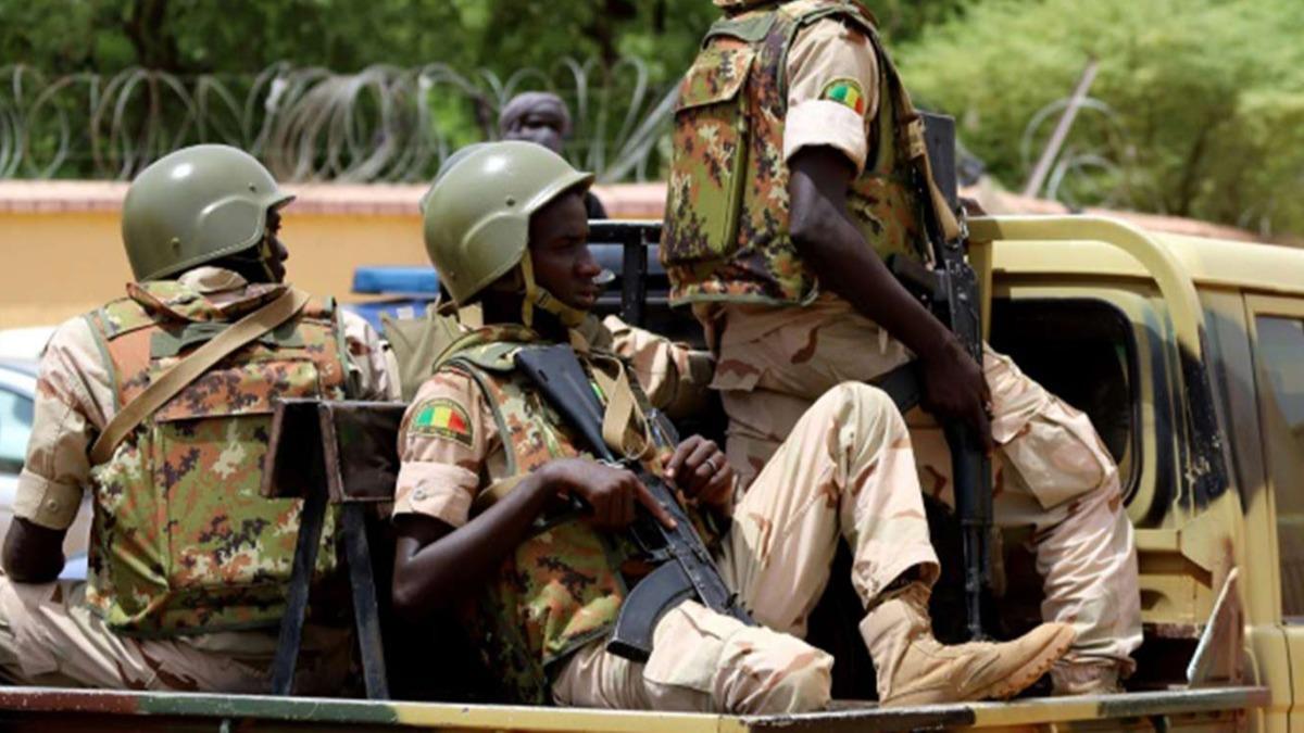 Mali'deki darbe giriimiyle ilgili 7 kii tutukland