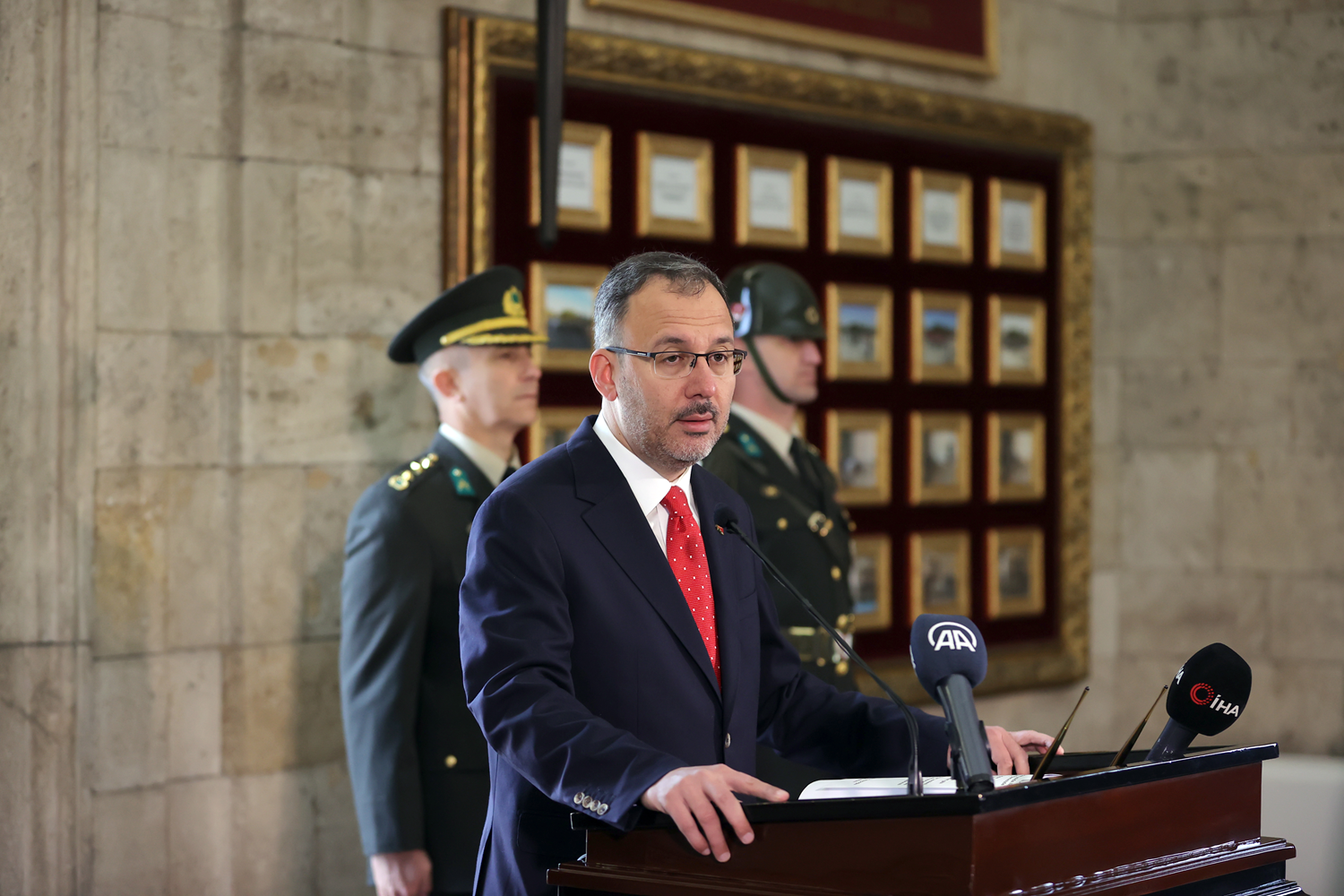 19 May�s Atat�rk'� Anma, Gen�lik ve Spor Bayram�... Bakan Kasapo�lu ve beraberindeki heyet An�tkabir'de