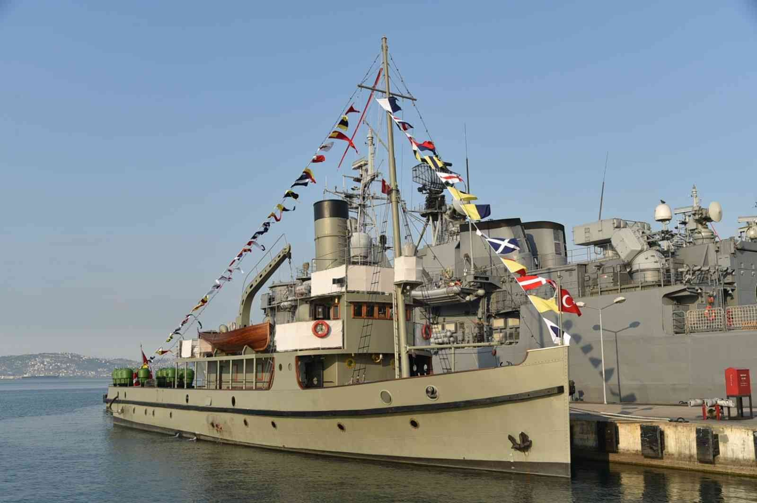 19 May�s etkinlikleri kapsam�nda demir atan TCG Nusret M�ze Gemisi'ne ziyaret�i ak�n�