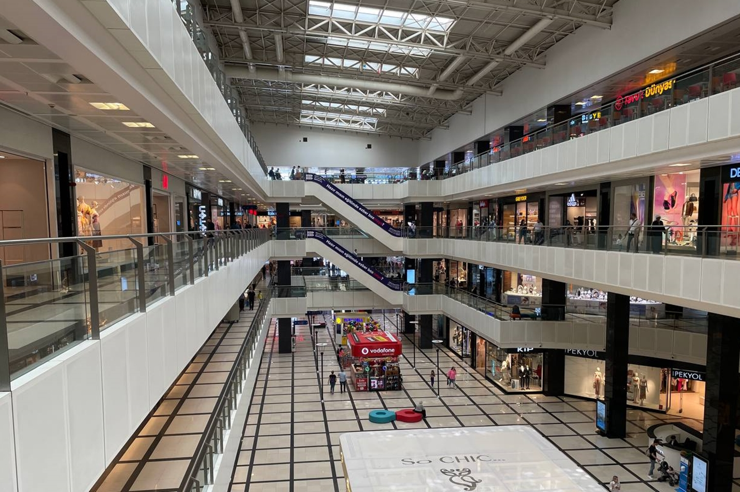 AVM'ler pandemi �ncesi yo�unlu�una d�nd�