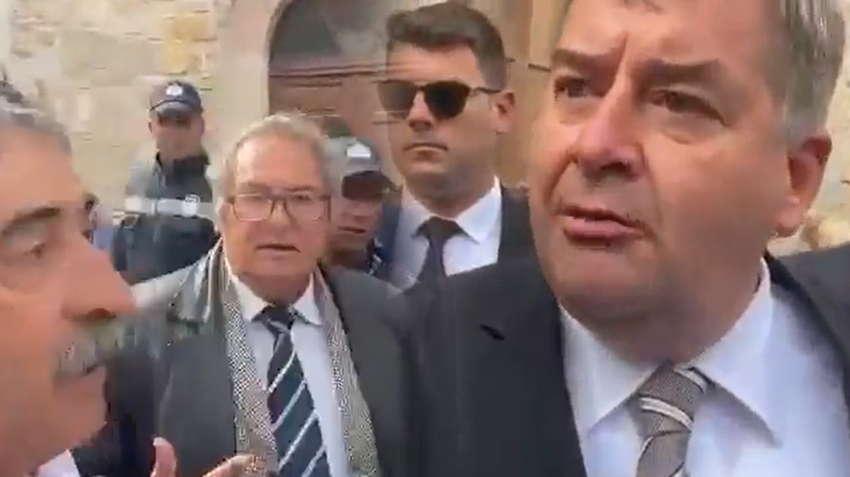 eme Belediye Bakan Oran'dan 19 Mays treninde tepki eken hareket! 'Aln unu buradan'