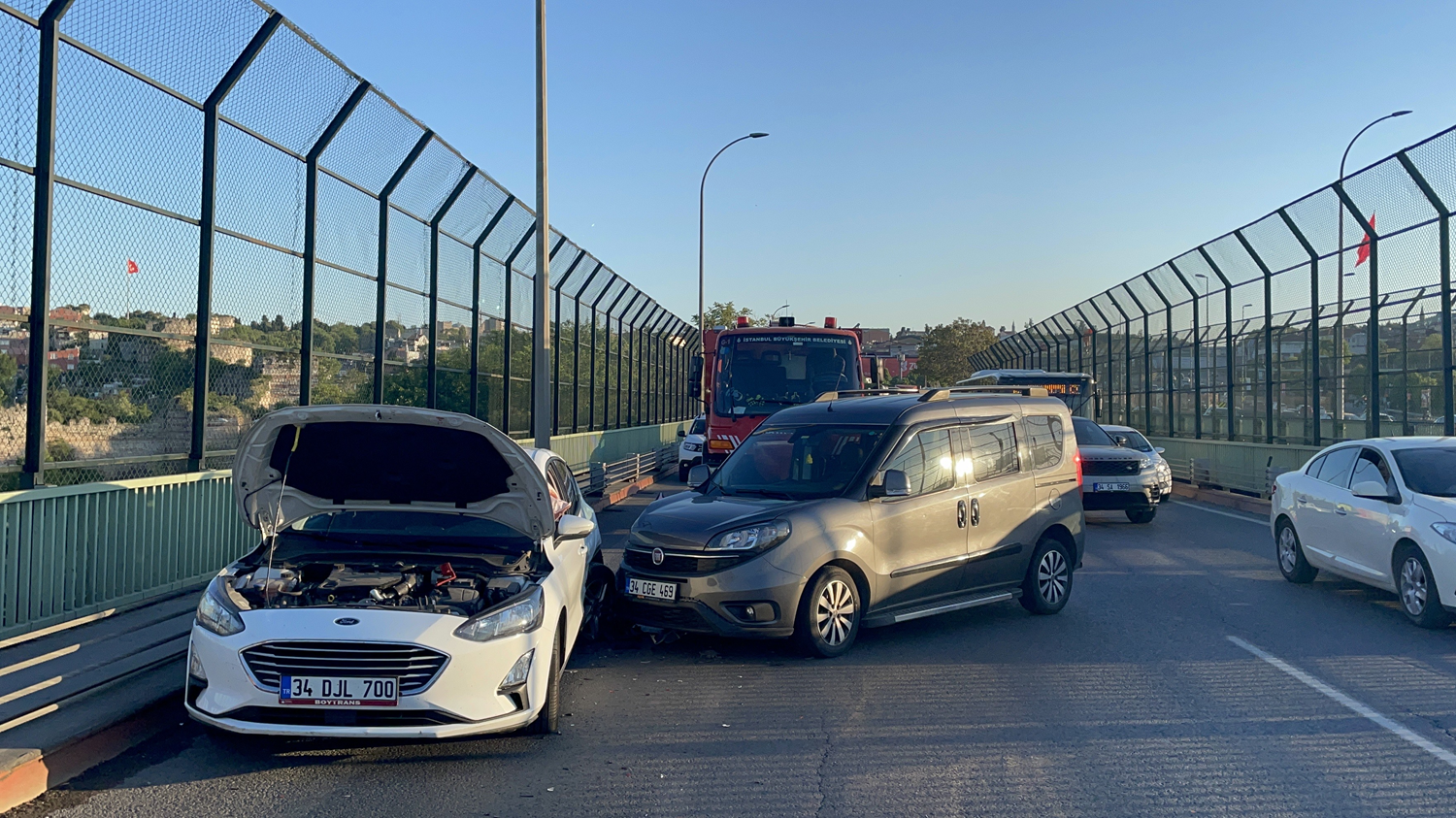 Hali� K�pr�s�'ndeki trafik kazas�nda bir ki�i yaraland�