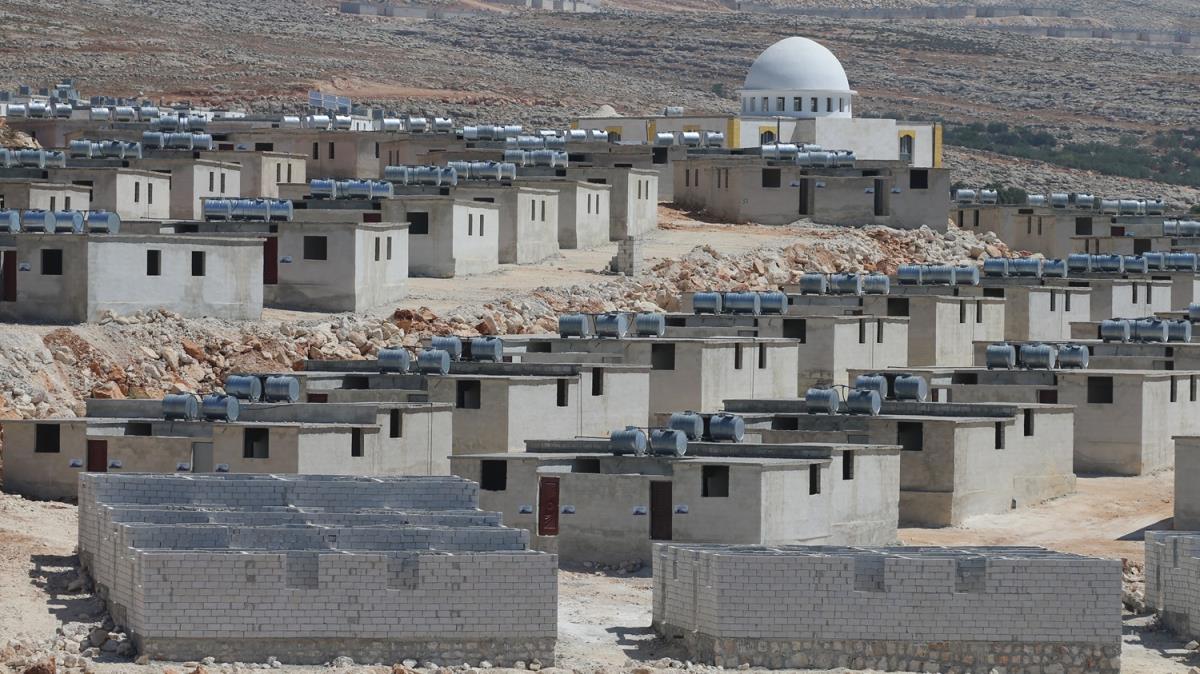 Suriyeli aileler, adr kamplardan dlib'de ina edilen briket evlere yerletiriliyor