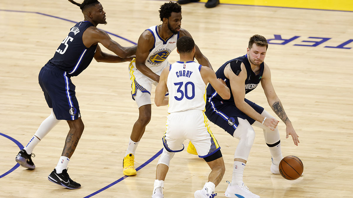 Golden State Warriors 19 say� geriden gelerek kazand�