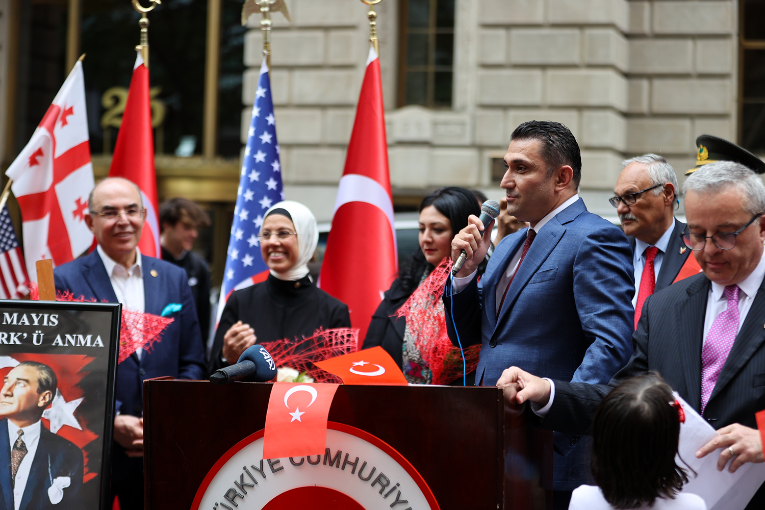 New York'ta T�rk bayra�� g�ndere �ekildi
