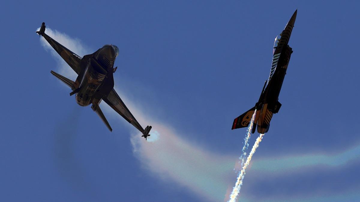 Trk pilotlar snrlar at! Dnyada ilk kez F-16 sava uayla gerekletirildi