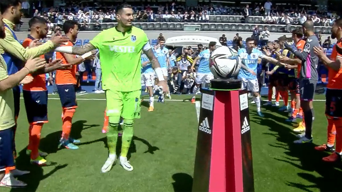 Ba�ak�ehirli futbolculardan �ampiyon Trabzonspor'a alk��l� kar��lama