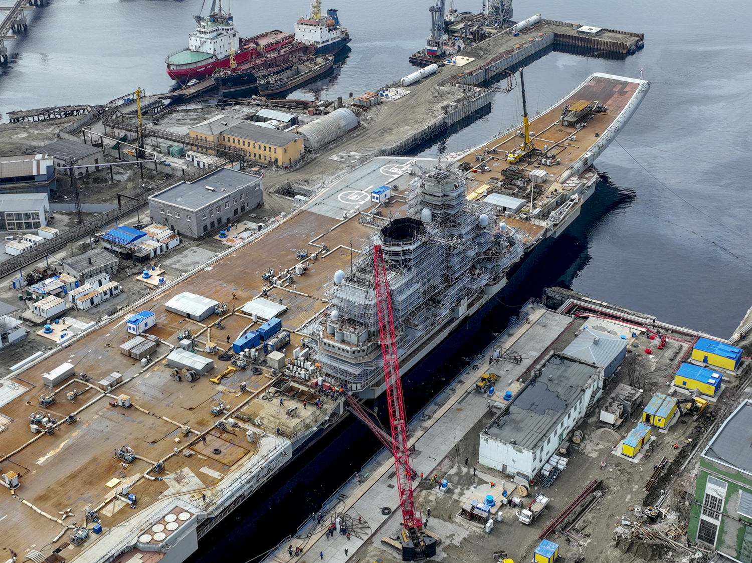Rus u�ak gemisi Murmansk tersanesine �ekildi