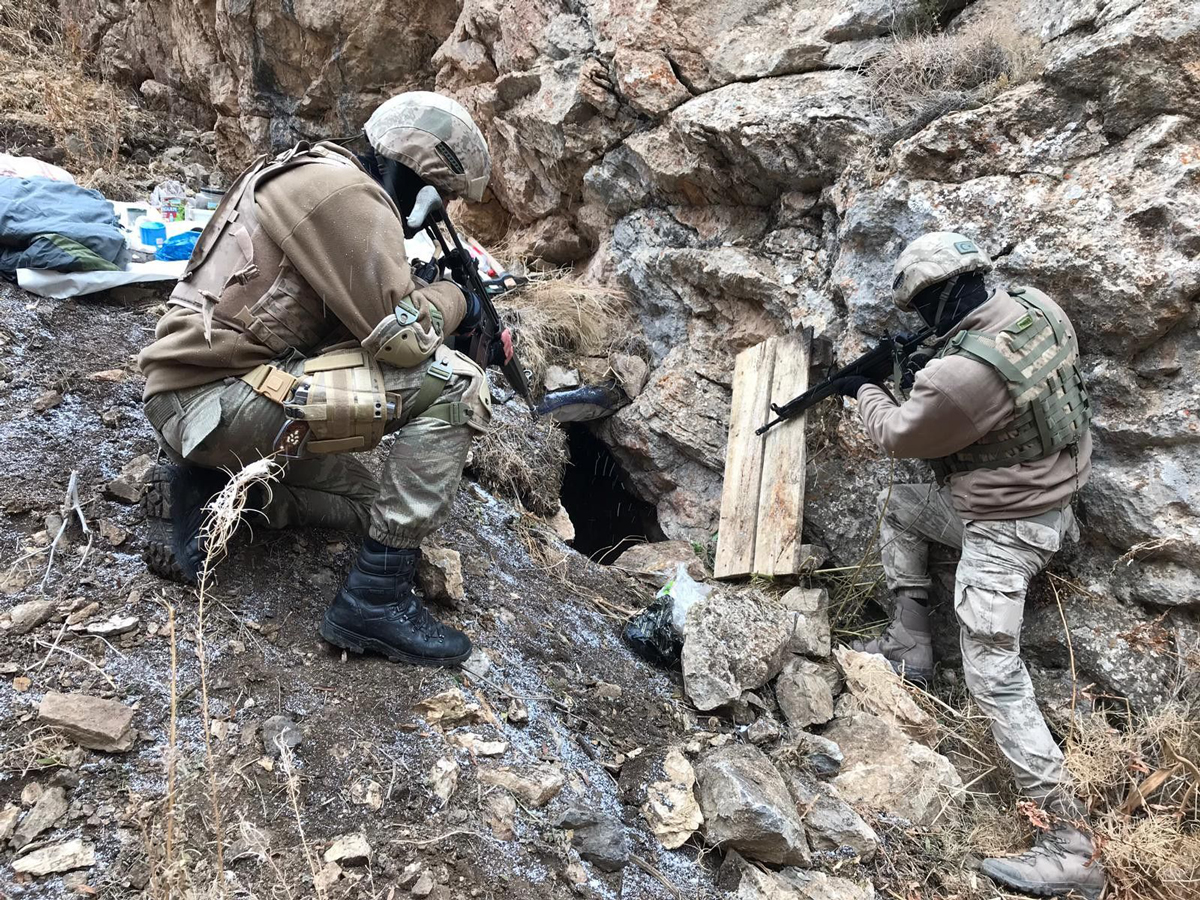 Komandolar bir grup ter�risti bir ma�arada s�k��t�rd�