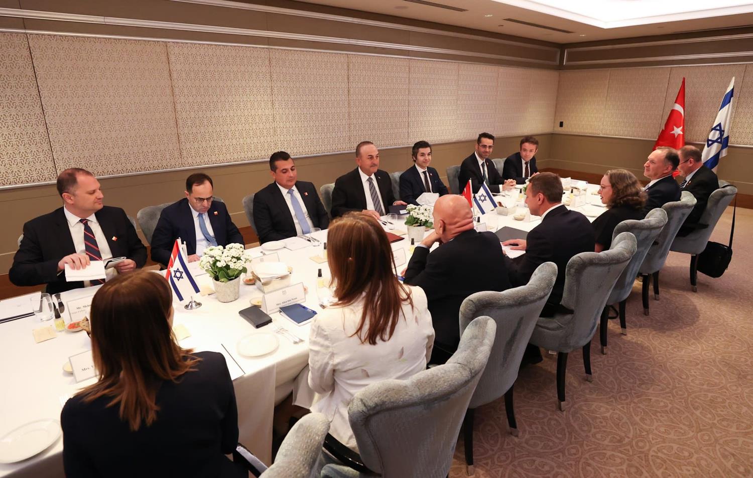 �avu�o�lu, �srailli Bakanlarla �al��ma yeme�inde bir araya geldi