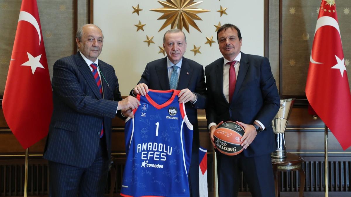 Cumhurbakan Erdoan, Anadolu Efes Spor Kulb yneticilerini kabul etti