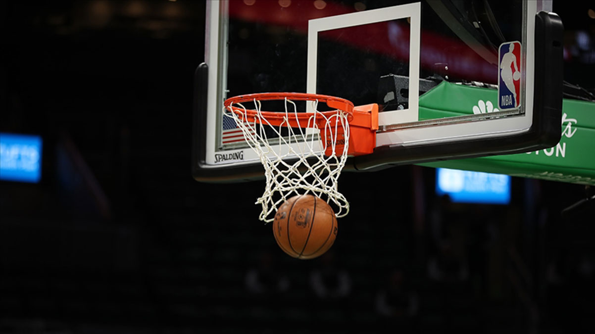 Dallas Mavericks konferans finali serisinde ilk galibiyetini ald�