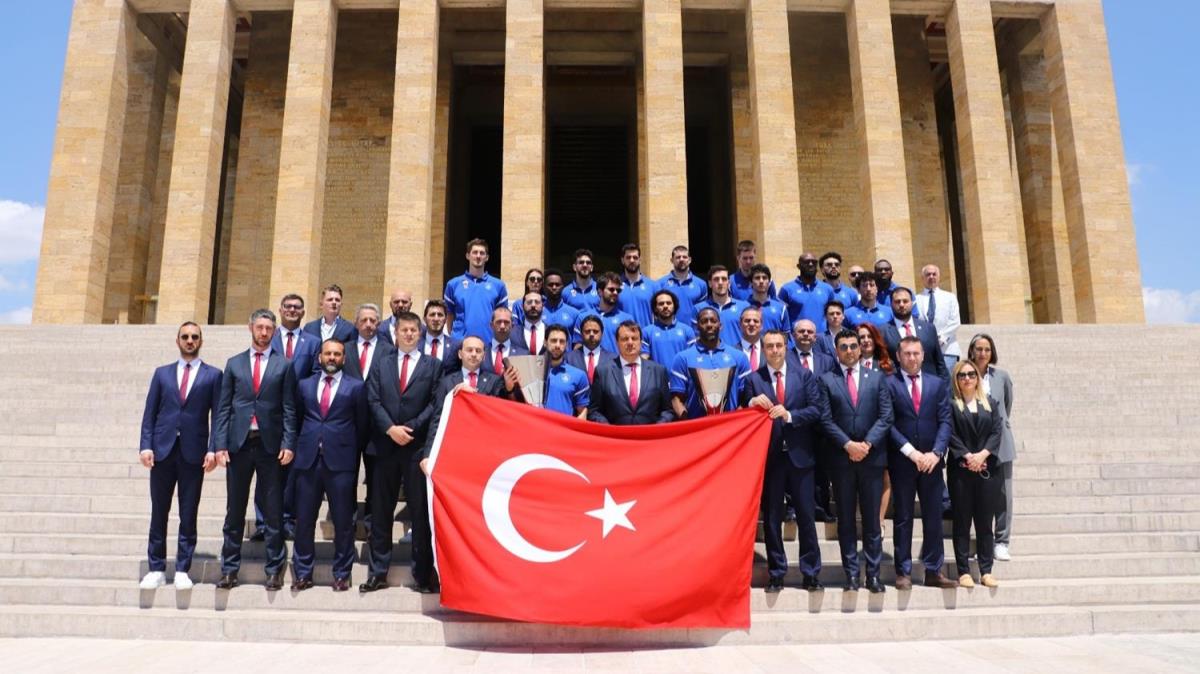 THY Euroleague'in ampiyonu Anadolu Efes, Antkabir'i ziyaret etti