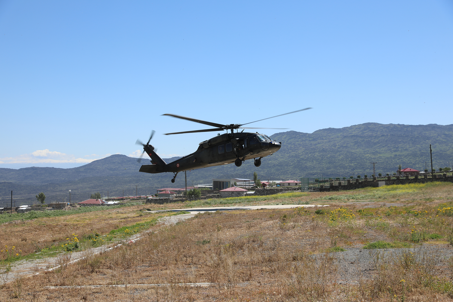 I�d�r-Do�ubayaz�t kara yolunda helikopter destekli denetim