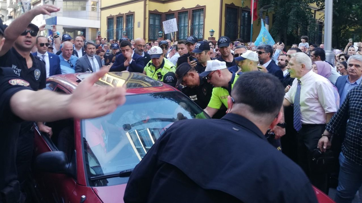 �P'liler yoldan ge�en otomobile sald�rd�!