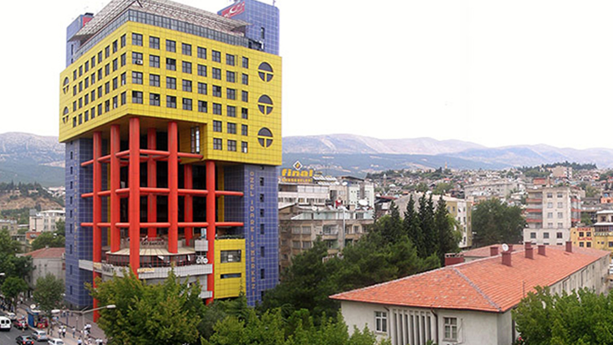 Google'da 'd�nyan�n en sa�ma binas�' se�ilmi�ti! Kahramanmara�'taki binan�n y�k�m� devam ediyor