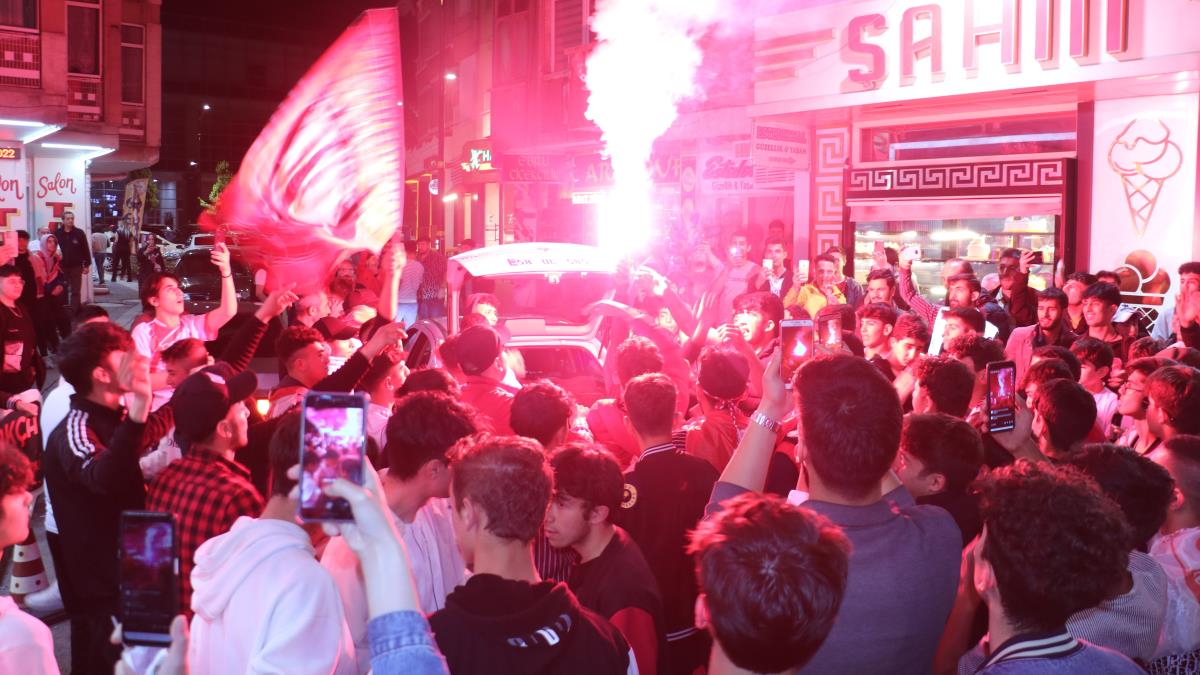 Sivas'ta kupa zaferinin kutlamalar sryor