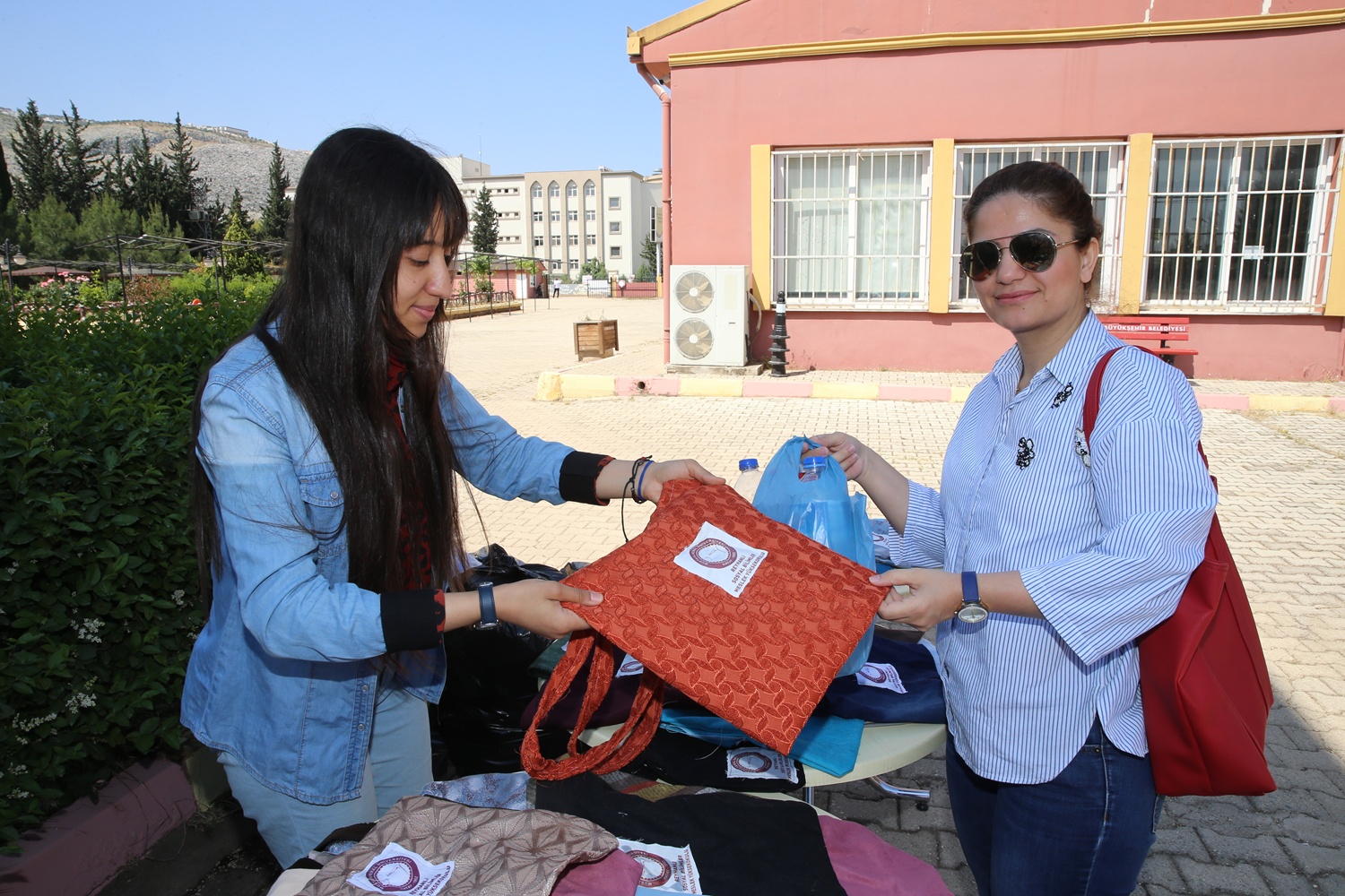 At�k kuma� ve k�yafetler bez �antaya d�n��t�r�l�yor
