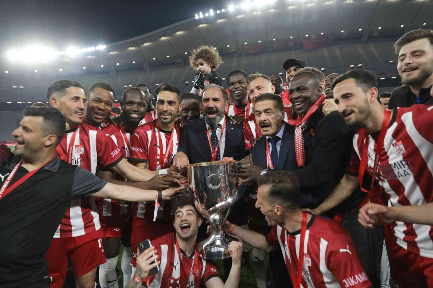 Sivasspor'dan kupa treni! 'O Kupa Sivas'a geldi ve imdi kutlama zaman'