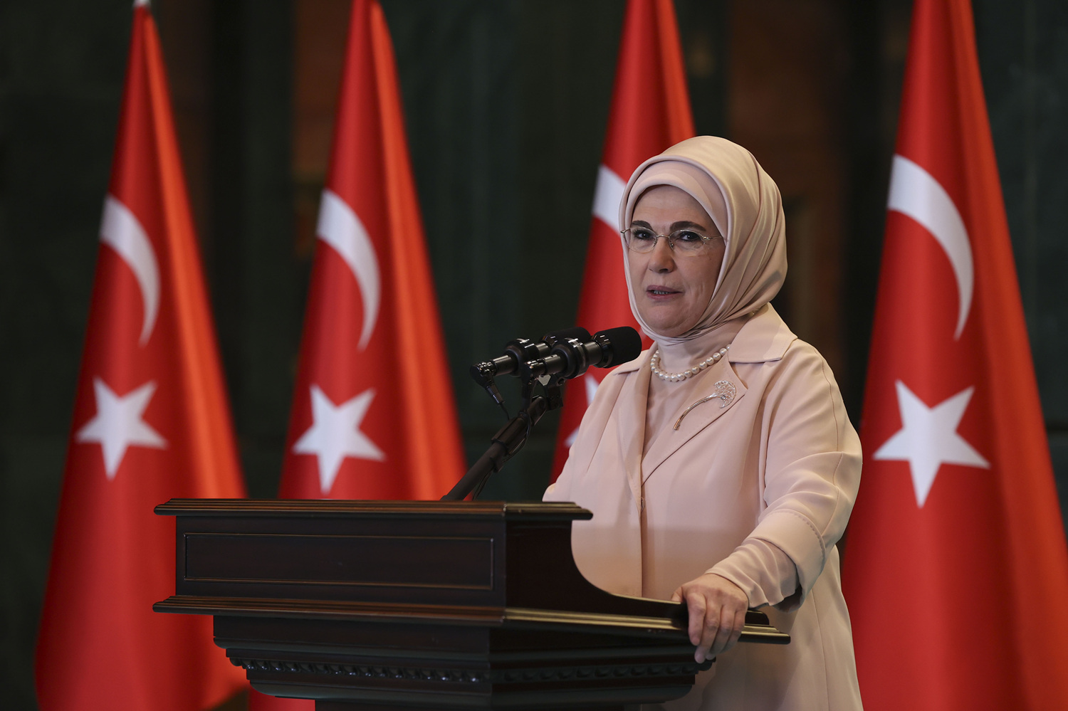Emine Erdo�an'dan, Atat�rk Havaliman� Millet Bah�esi payla��m�
