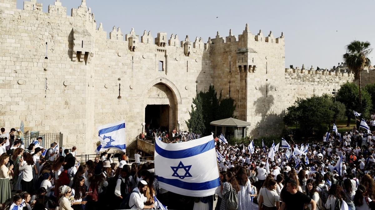 Fanatik Yahudi yerleimcilerin, Dou Kuds'teki provokatif ''bayrak yry'' balad