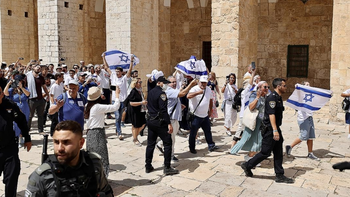 Fanatik Yahudiler Mescid-i Aksa'da �srail bayra�� a�t�