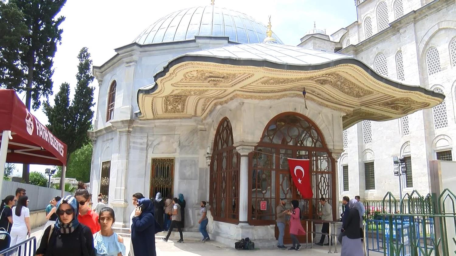 Fethin y�ld�n�m�nde Fatih Sultan Mehmet t�rbesine ziyaret�i ak�n�